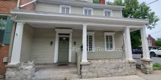 Spacious 1790s Gem in downtown Carlisle: Pet-Friendly, Fenced Yard, Laundry, Screened Porch, Nearby Weekly Farmer's Market Gallery 1