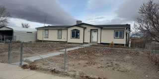 3 bedroom 2.5 bath home with fenced yard and garage Gallery 1