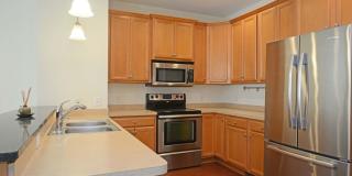 2 Level Townhome in Maple Grove! Gallery 1