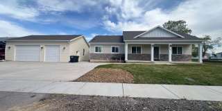 Gorgeous 6-bedroom, 4-bathroom with a large garage Salem Gallery 1