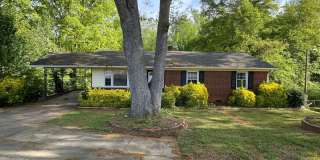 Large 4 bedroom 3 bathroom house with finished basement/bonus room Gallery 1