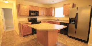 Spacious, Beautiful 3 BR, 2.5 bath with fenced in yard! Gallery 5