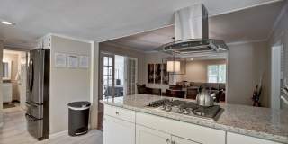 FURNISHED: Modern 6 Bdrm (7 beds) Home with BBQ, Foosball, HotTub & Private Pool - Close To Airport&Downtown Gallery 16
