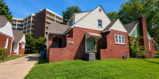 Cozy 2-Bedroom Duplex Minutes from Independence Square Gallery 1