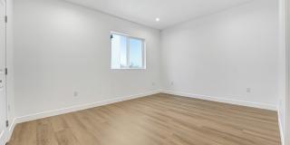 5346 1/2 Oakland Street Gallery 16