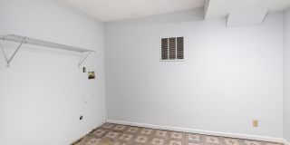 4 Bed home in Olathe- Quick access to I-35 Gallery 30