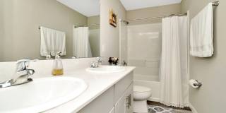 Spacious 5BR House in Riverview Gallery 24