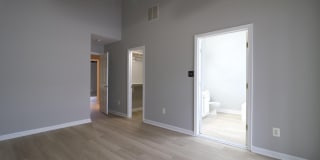 43673 SCARLET Square Gallery 15