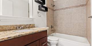 Modern 2-Bedroom Condo in Shoreline with Stylish Finishes Gallery 19