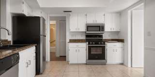 WELCOME TO THIS BEAUTIFULLY UPDATED 2 BEDROOM, 2 BATHROOM VILLA LOCATED IN THE DESIRABLE CENTER GATE COMMUNITY OF SARASOTA! Gallery 24