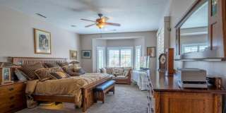 Beautiful 5 Bedroom Home- One Level and Private Pool Gallery 21