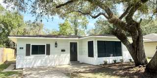 Incredible 5/2 Home in Lake Jackson! Lots of Updates ! Gallery 1