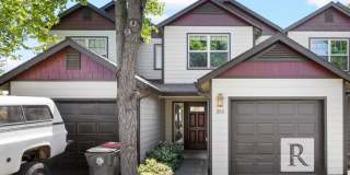 2 Bed/2.5 Bath Townhome in Central Point Gallery 1