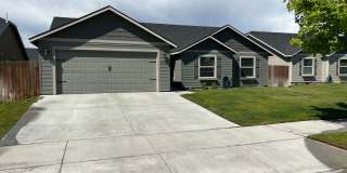 Pending Applicants!!! Pet Friendly Home in Desirable Neighborhood! Gallery 1