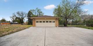 Charming 3BR House in Aurora Gallery 32