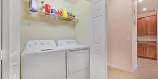 **2 + Den Condo - 1 Car garage - Fully Furnished - Short Term Lease (5.11 - 11.30) ** Gallery 24
