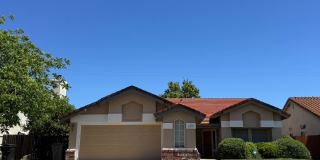 Charming Roseville home with LVP flooring! Gallery 1