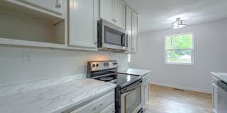 RENOVATED 4/2 in Walkable Location, Stainless Steel Appliances, & Garage/Workshop! Available NOW for $1850/month! Gallery 15