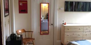 Good sized studio for 9/1 in a hot location! Gallery 5