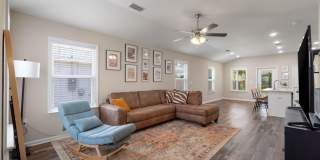 Like New in Heart of Crestview - AVAILABLE IN MAY! Gallery 5