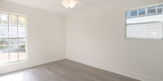Minutes from Downtown and Blocks from St Edwards - Charming single-story Home Gallery 16