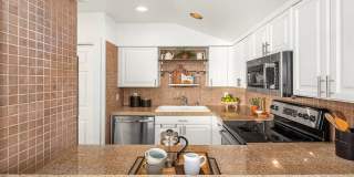 Top-Floor Corner Condo with Spectacular Views of the Space Needle & TWO Parking Spaces Gallery 10