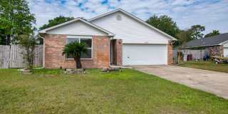 Charming 3BR Home with Fenced Yard, Garden Tub & Double Vanity Gallery 4