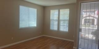 Beautiful 4 Bedroom 2.5 Bath with loft Gallery 4