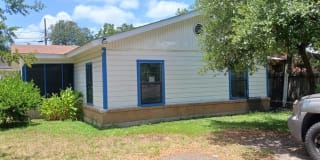 917 North 1/2 Gallery 1