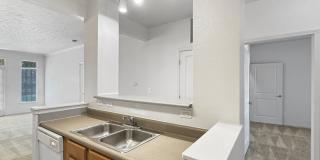 Grand Lakeside Escape: Spacious 3-Bedroom Retreat in Lakeshore Community Gallery 23