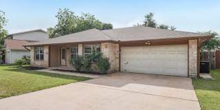 4 Bed / 3 Bth with a great backyard Gallery 1
