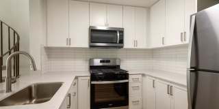 Warner Pointe Gallery 16