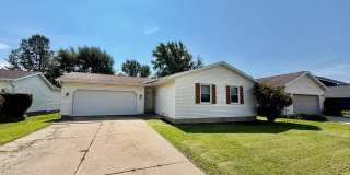 Spacious 3 Bedroom 2 Bathroom Home - Large Backyard! Gallery 1