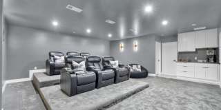 Meticulously renovated single-story contemporary estate Gallery 35