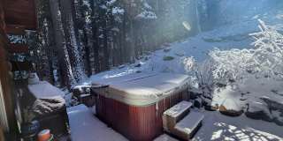 Charming Tahoe Donner Log Cabin with Hot Tub Gallery 16