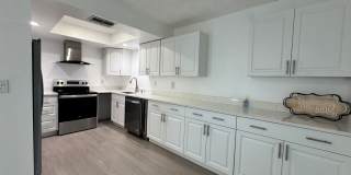 Annual unfurnished nicely renovated 2/2 villa near the Ringling Museum Gallery 6