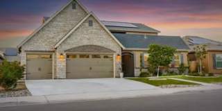 Stunning 5BR House in Bakersfield Gallery 1