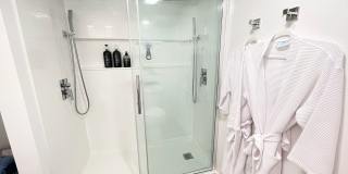 Sparkling Highlands 2 King 1.5 BA close to 264, hospitals, downtown Gallery 8