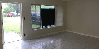 Nice 4-2 House with Central AC & Backyard Gallery 10