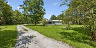 Cottage on 3 Acres with Massive Workshop & Storage Gallery 1