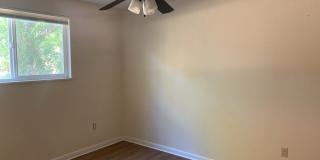 Mid-Town Single Family Home w/ Spacious Fenced Yard Gallery 18