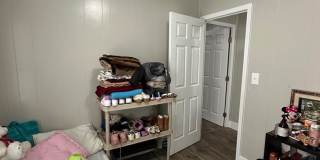 4 Bedroom, 2 bathroom home near Caterpillar Gallery 20