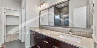 Beautiful Townhome with Central A/C and Two Car Garage! Gallery 21