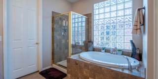 Beautiful 5 Bedroom Home- One Level and Private Pool Gallery 24