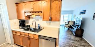 Annual furnished/Seasonal/short term 2 bedroom 1 1/2 bath top floor, renovated condo near Siesta Key! Gallery 9