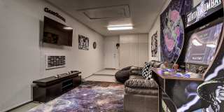 1027 W 19TH Street Gallery 46