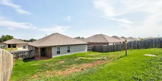 Beautiful 3-Bedroom Home with Easy Access to I-35 & I-240 Gallery 31