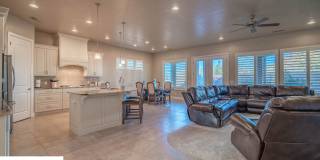 Stunning 2 Bedroom Fully Furnished Home. Community Pool & Mini Golf! Gallery 1