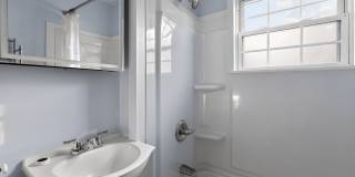 Charming 2BR apartment in Newport Gallery 15