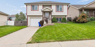 Bright & Inviting 2-Bedroom Home with Garage Gallery 1